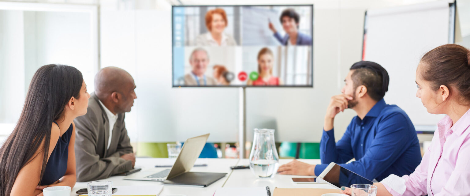 Bewältigen Sie Herausforderungen im Management von Remote-Teams mit unseren Lösungsansätzen. Führungskompetenzen, die in der virtuellen Welt den Unterschied machen.