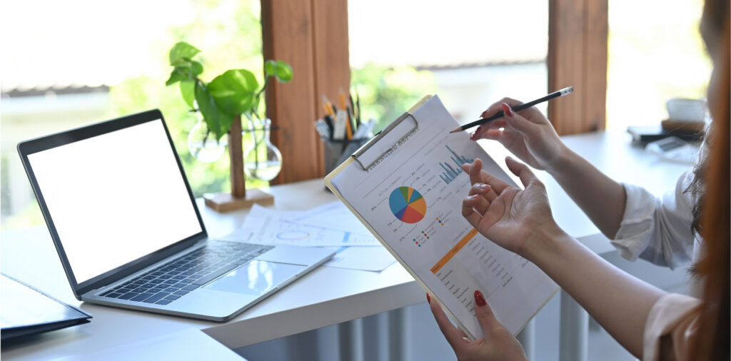Lassen Sie sich von Fallstudien zu erfolgreich implementierten Hybrid-Arbeitsmodellen inspirieren. Erfahrungen und Learnings von Unternehmen, die den Wandel bereits vollzogen haben.