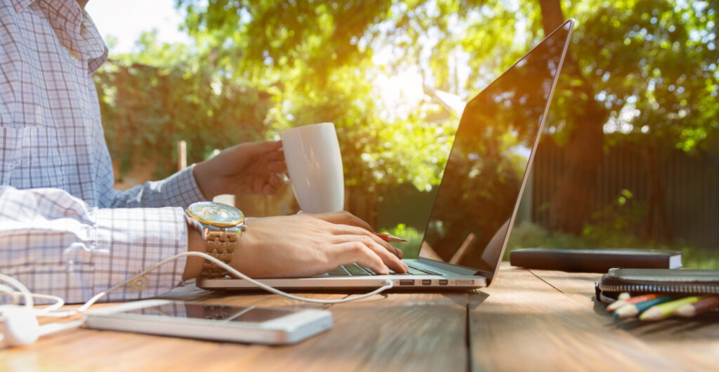 Entdecken Sie die essenziellen Technologien, die hybrides und Remote-Arbeiten erleichtern. Tools und Plattformen, die Ihre Arbeitsweise revolutionieren werden.